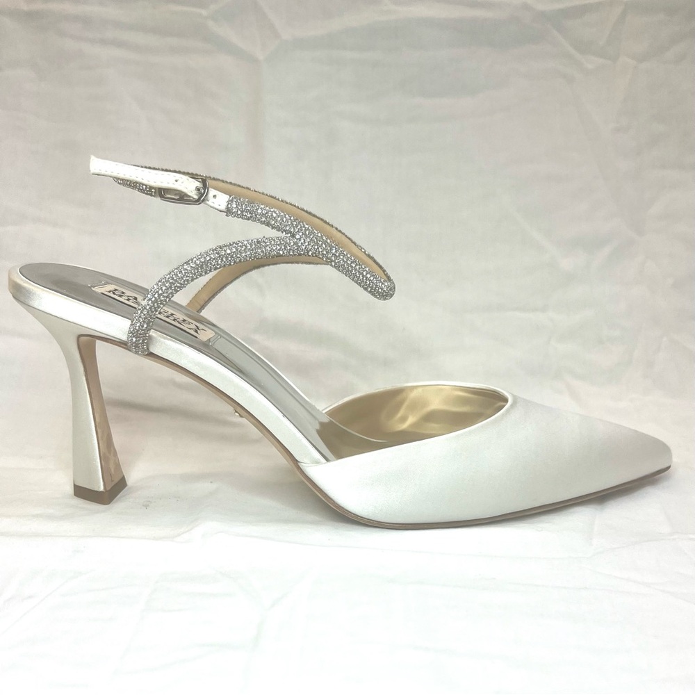 Badgley Mischka Women's Kamilah Pump, Soft White, 9